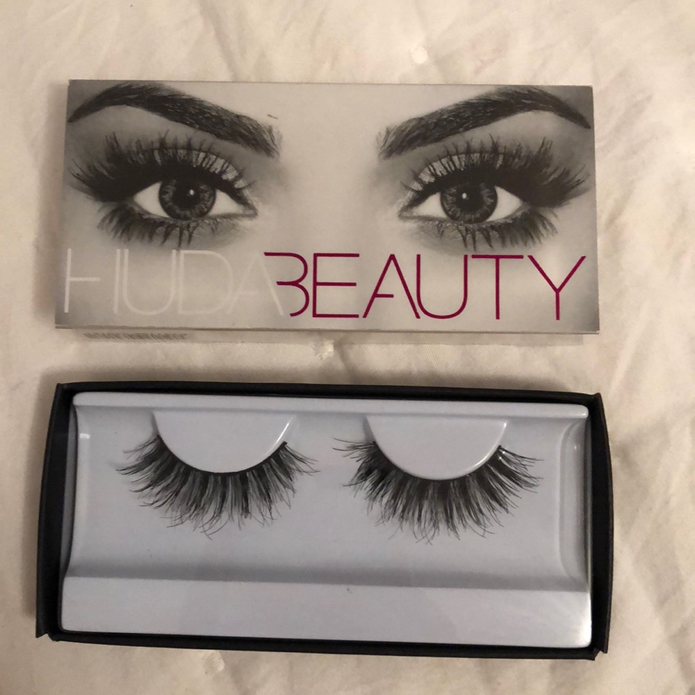 Huda Beauty false eyelashes in Samantha #7